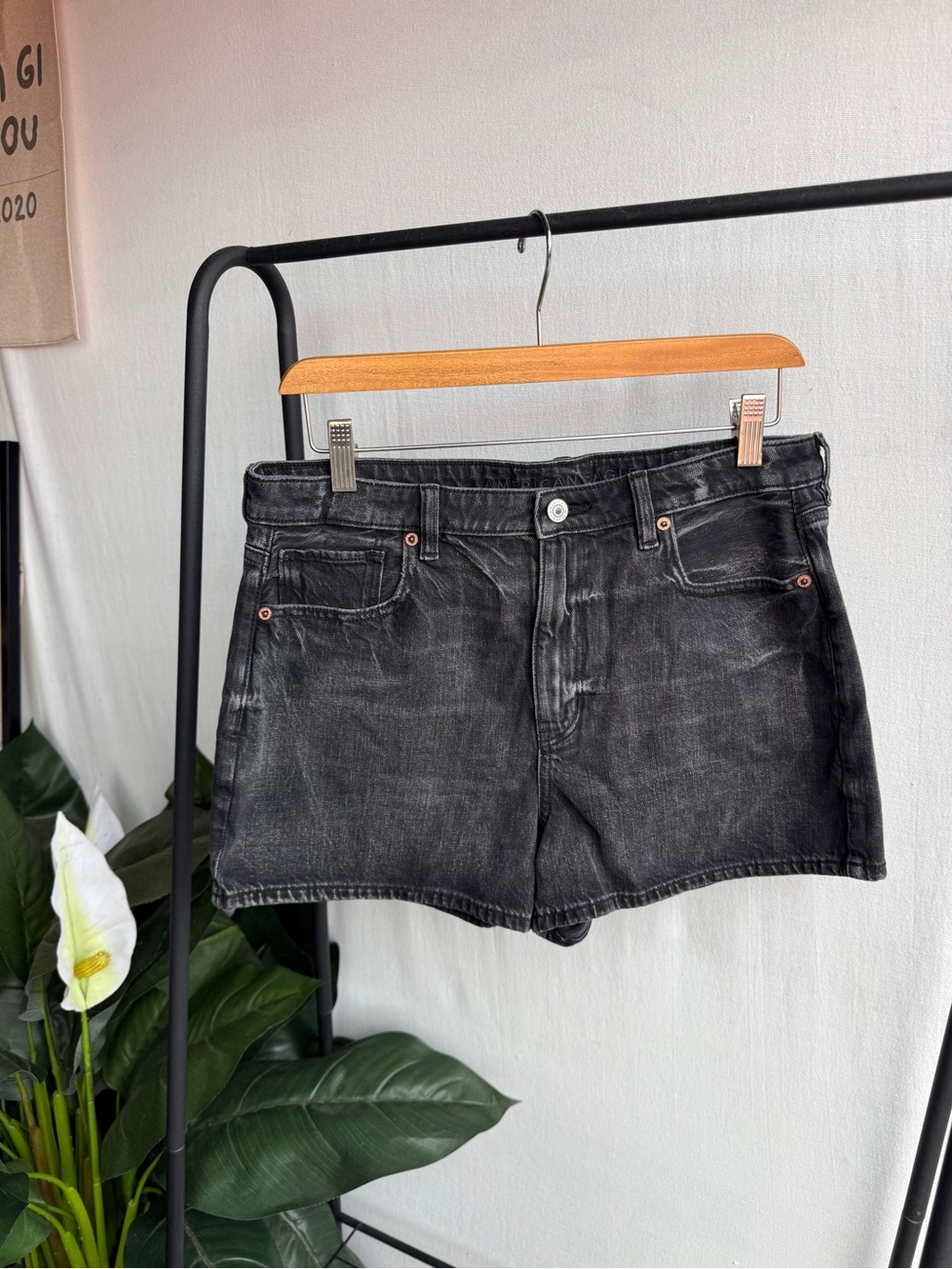 American Eagle Black Stone Washed Mom Jean Short / Size 10